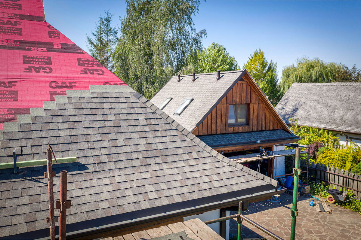 Na zdjęciu widzimy gont bitumiczny i prawidłowo obsadzone okna dachowe